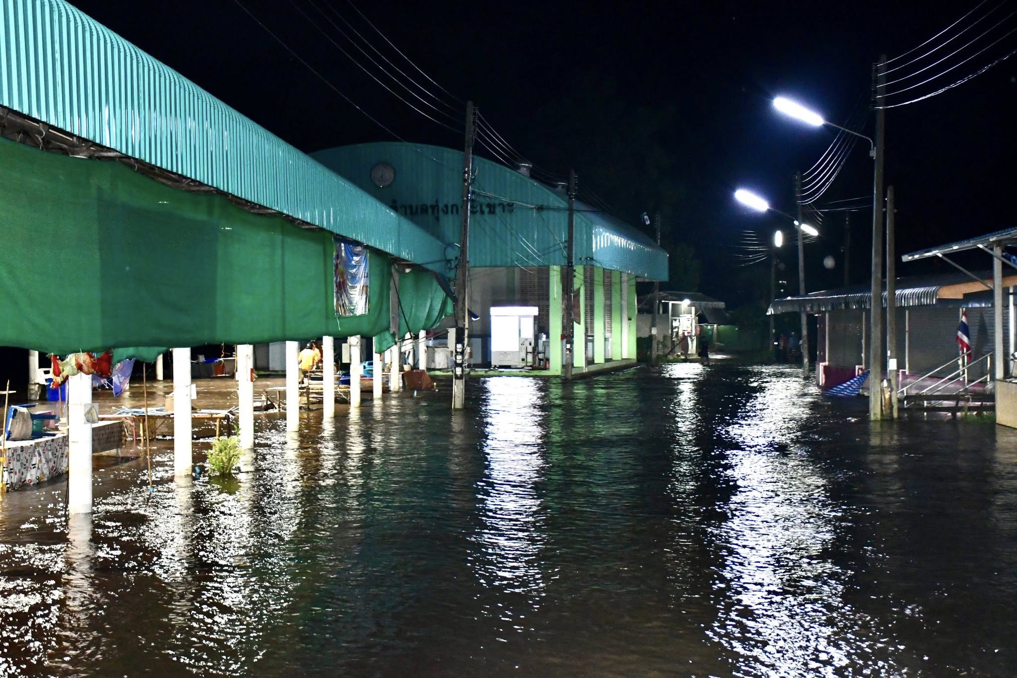 นายกจอย ลงพื้นที่สำรวจความเสียหายบ้านเรือนของพี่น้องประชาชนในพื้นที่ตำบลทุ่งกระเชาะ อำเภอบ้านตาก จากสถานการณ์ น้ำท่วม