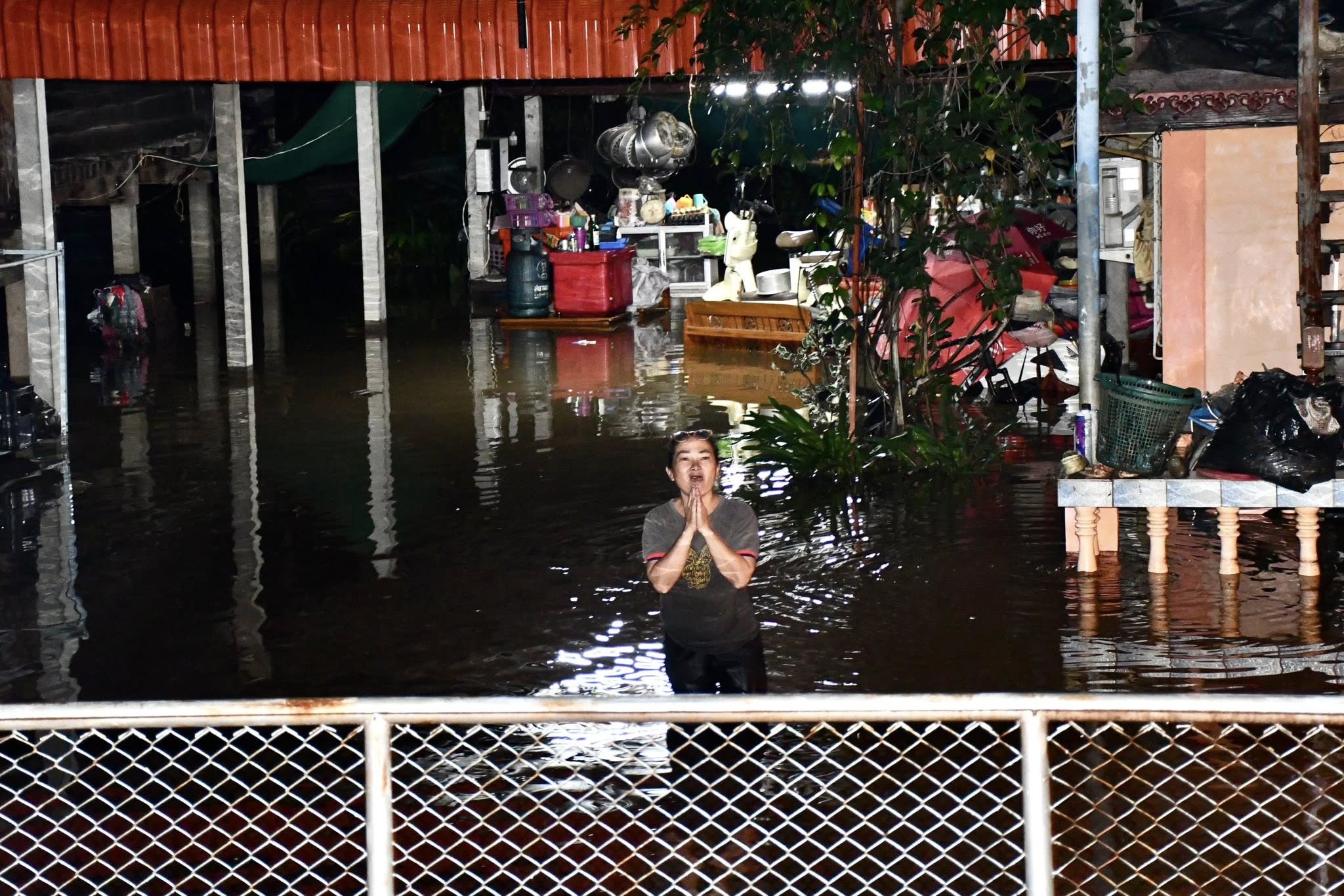นายกจอย ลงพื้นที่สำรวจความเสียหายบ้านเรือนของพี่น้องประชาชนในพื้นที่ตำบลทุ่งกระเชาะ อำเภอบ้านตาก จากสถานการณ์ น้ำท่วม