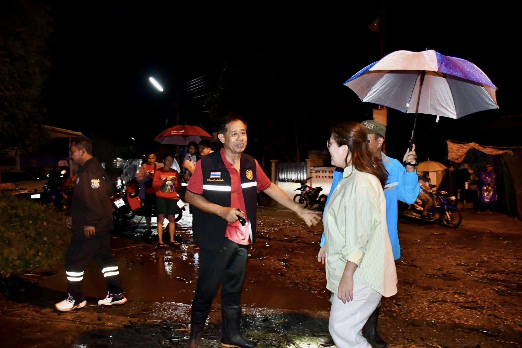 นายกจอย ลงพื้นที่สำรวจความเสียหายบ้านเรือนของพี่น้องประชาชนในพื้นที่ตำบลทุ่งกระเชาะ อำเภอบ้านตาก จากสถานการณ์ น้ำท่วม