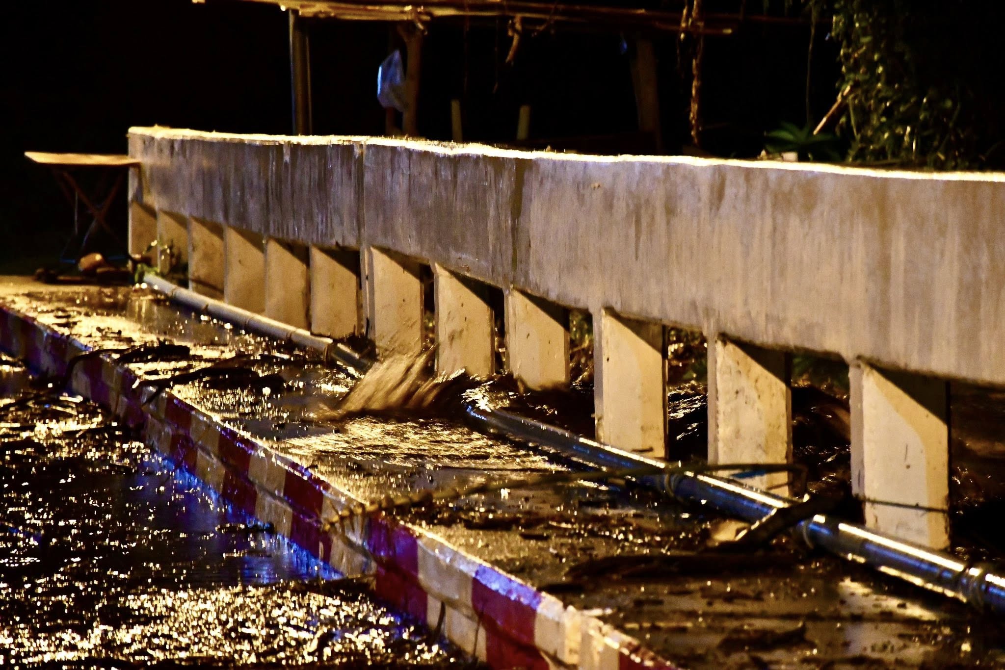 นายกจอย ลงพื้นที่สำรวจความเสียหายบ้านเรือนของพี่น้องประชาชนในพื้นที่ตำบลทุ่งกระเชาะ อำเภอบ้านตาก จากสถานการณ์ น้ำท่วม