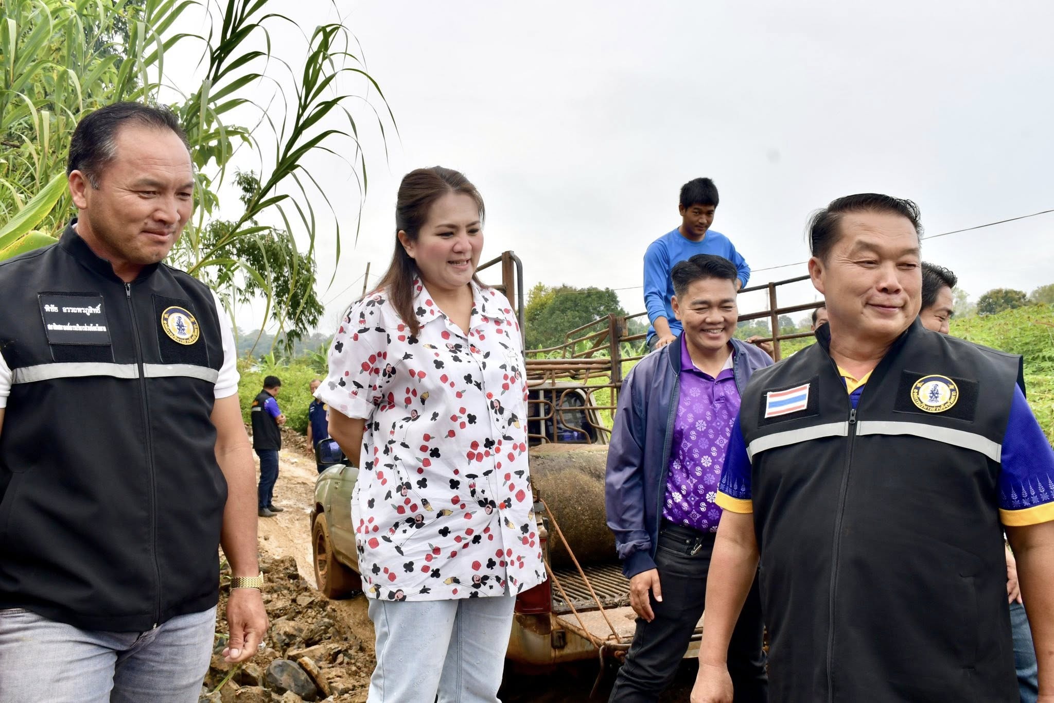 นายกจอย (นายก อบจ.ตาก) สนับสนุนเครื่องจักรกลพร้อมน้ำมันเชื้อเพลิง 80,000 บาท ปรับปรุงถนนการเกษตรในพื้นที่ ต.รวมไทยพัฒนา อ.พบพระ