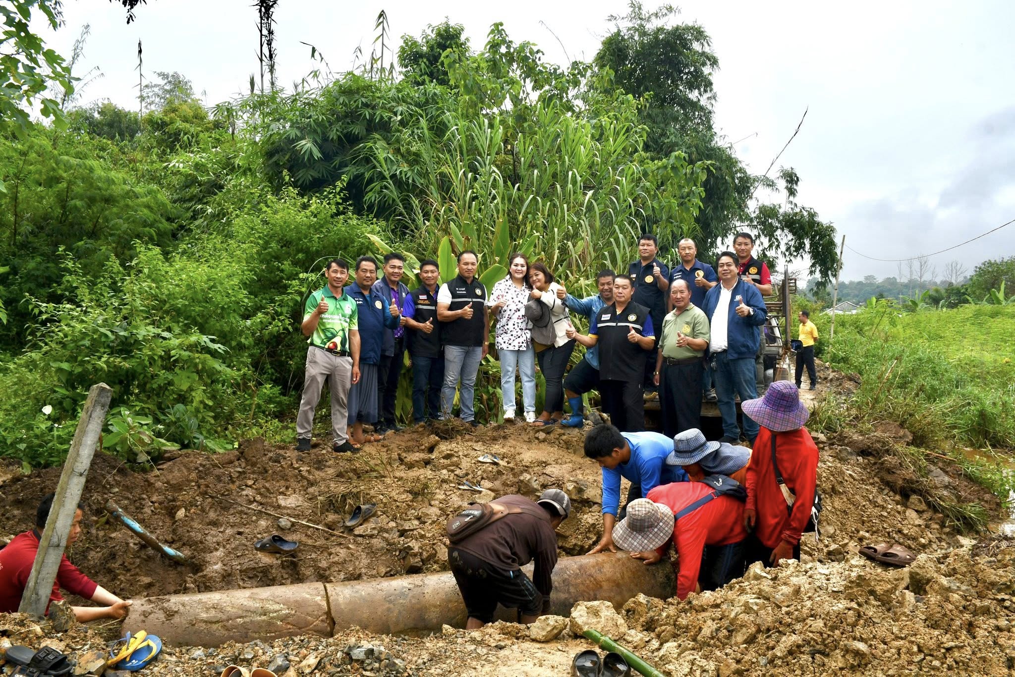 นายกจอย (นายก อบจ.ตาก) สนับสนุนเครื่องจักรกลพร้อมน้ำมันเชื้อเพลิง 80,000 บาท ปรับปรุงถนนการเกษตรในพื้นที่ ต.รวมไทยพัฒนา อ.พบพระ