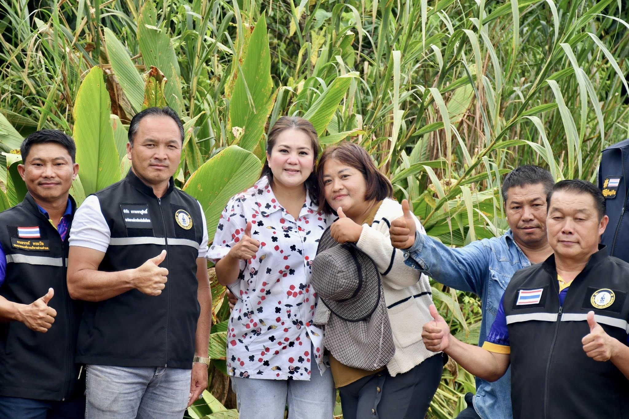 นายกจอย (นายก อบจ.ตาก) สนับสนุนเครื่องจักรกลพร้อมน้ำมันเชื้อเพลิง 80,000 บาท ปรับปรุงถนนการเกษตรในพื้นที่ ต.รวมไทยพัฒนา อ.พบพระ