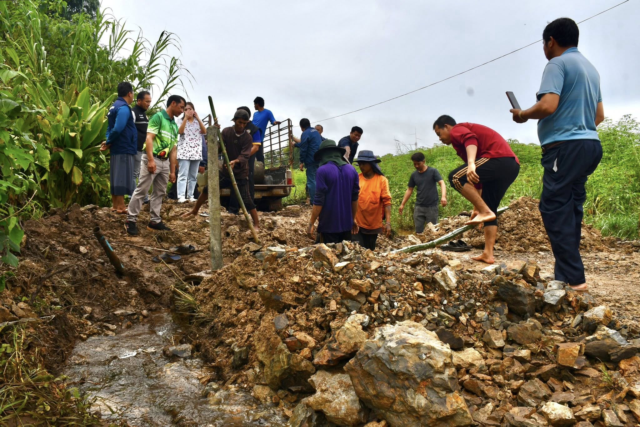 นายกจอย (นายก อบจ.ตาก) สนับสนุนเครื่องจักรกลพร้อมน้ำมันเชื้อเพลิง 80,000 บาท ปรับปรุงถนนการเกษตรในพื้นที่ ต.รวมไทยพัฒนา อ.พบพระ