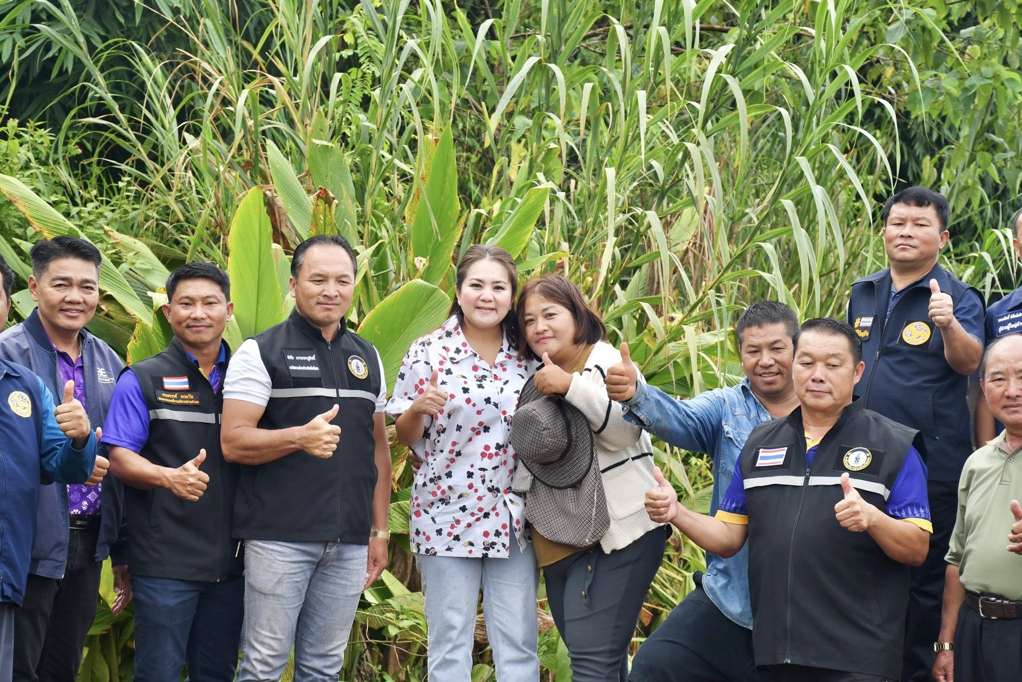 นายกจอย (นายก อบจ.ตาก) สนับสนุนเครื่องจักรกลพร้อมน้ำมันเชื้อเพลิง 80,000 บาท ปรับปรุงถนนการเกษตรในพื้นที่ ต.รวมไทยพัฒนา อ.พบพระ