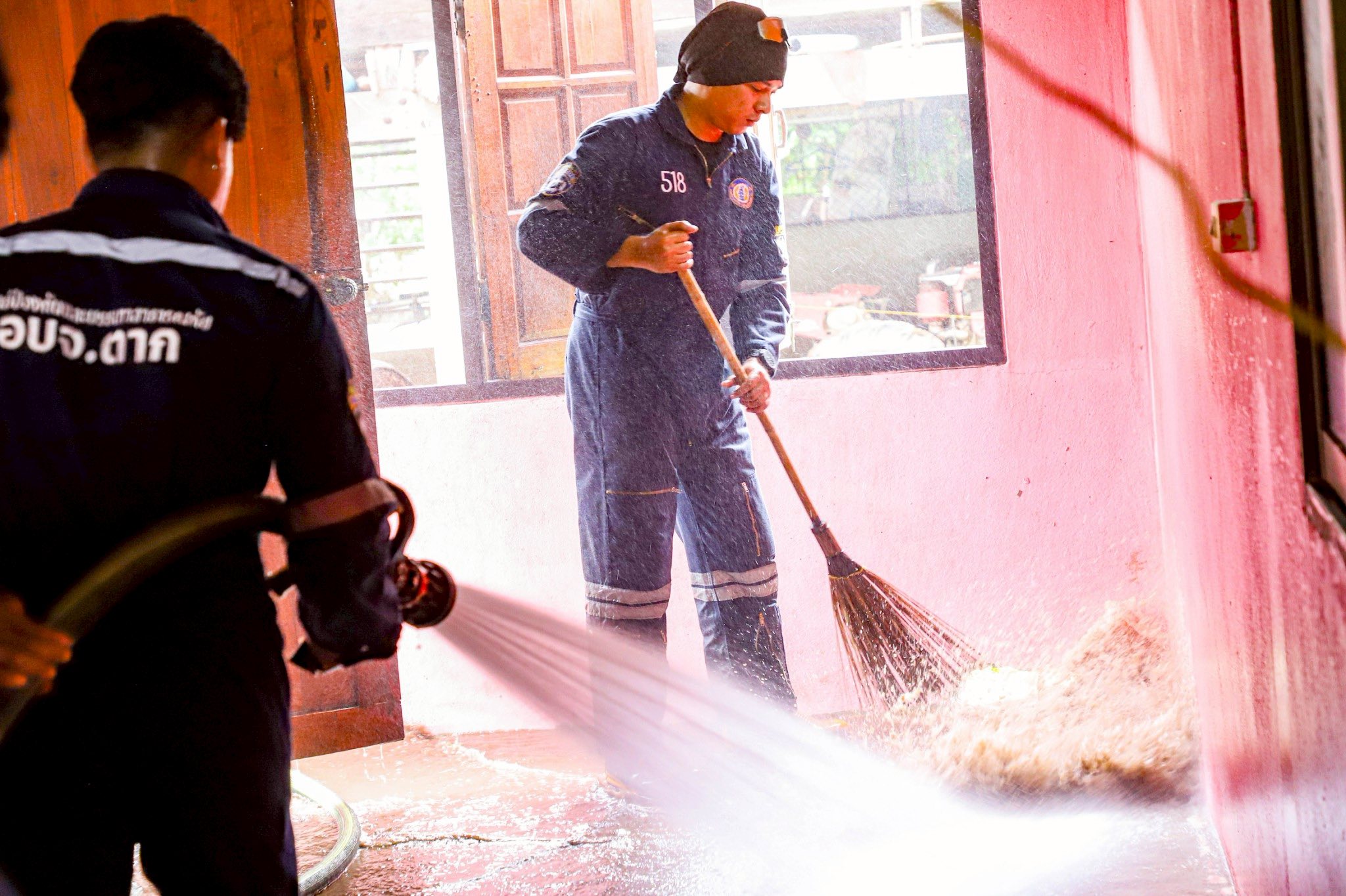 นายกจอย นำทีม ป้องกันและบรรเทาสาธารณภัย อบจ.ตาก ร่วมทำความสะอาดพื้นที่ตำบลทุ่งกระเชาะ อำเภอบ้านตาก หลังน้ำลด