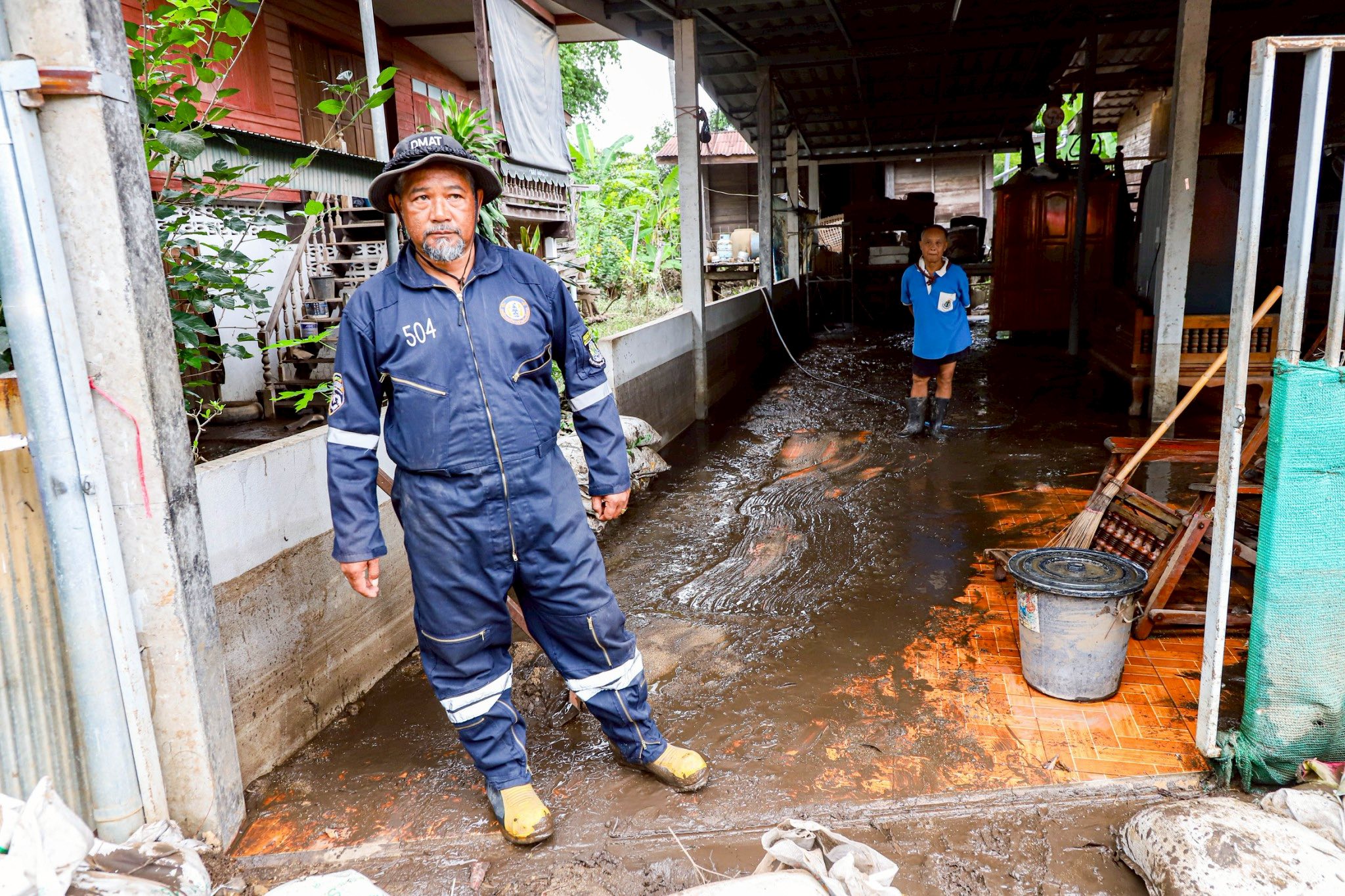 นายกจอย นำทีม ป้องกันและบรรเทาสาธารณภัย อบจ.ตาก ร่วมทำความสะอาดพื้นที่ตำบลทุ่งกระเชาะ อำเภอบ้านตาก หลังน้ำลด