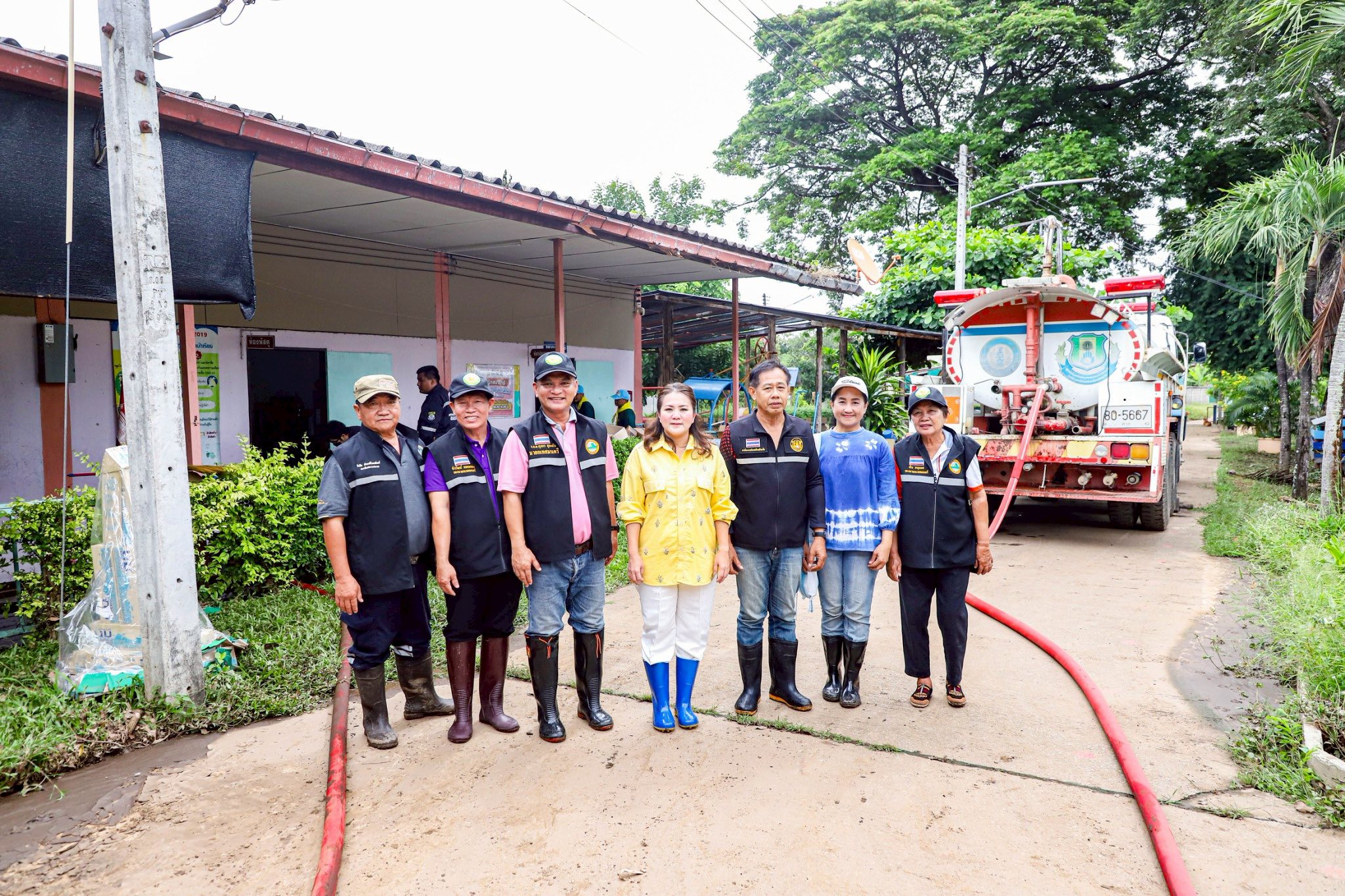 นายกจอย นำทีม ป้องกันและบรรเทาสาธารณภัย อบจ.ตาก ร่วมทำความสะอาดพื้นที่ตำบลทุ่งกระเชาะ อำเภอบ้านตาก หลังน้ำลด