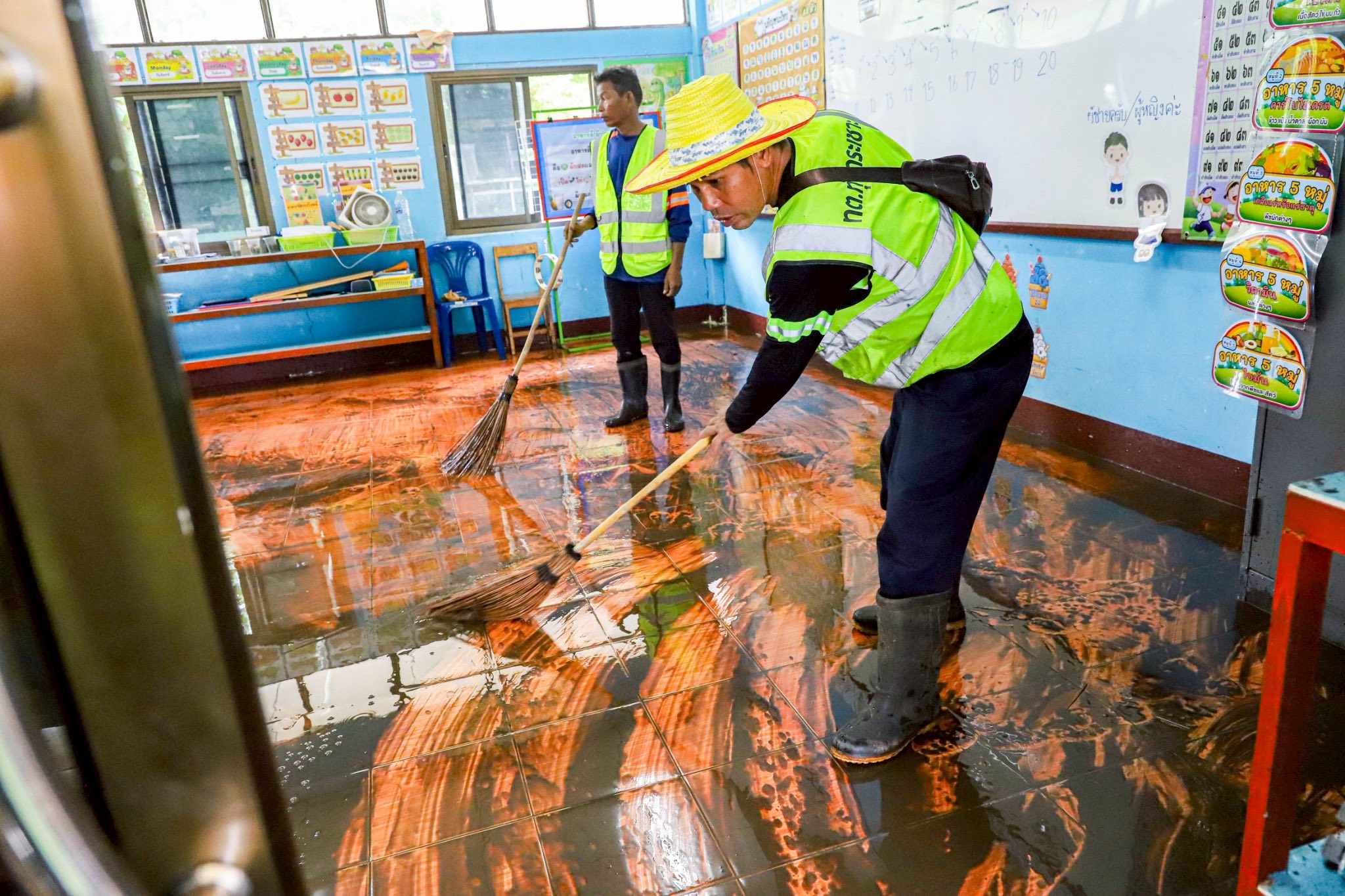 นายกจอย นำทีม ป้องกันและบรรเทาสาธารณภัย อบจ.ตาก ร่วมทำความสะอาดพื้นที่ตำบลทุ่งกระเชาะ อำเภอบ้านตาก หลังน้ำลด