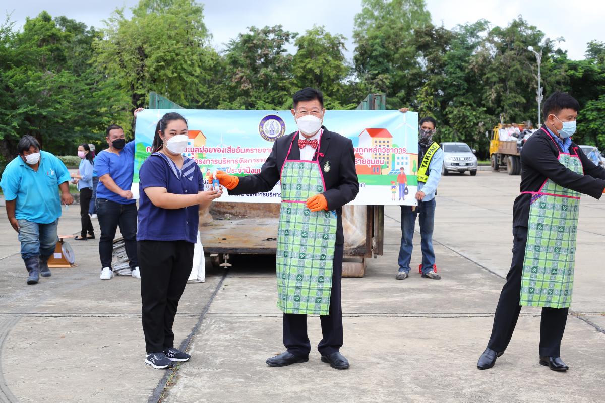 นายกองค์การบริหารส่วนจังหวัดตาก เป็นประธานในพิธีเปิดโครงการบริหารจัดการขยะมูลฝอยรวมและของเสียอันตรายชุมชน ประจำปีงบประมาณ พ.ศ. 2565