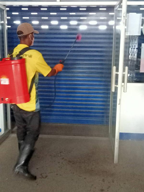 ดำเนินการฉีดพ่นน้ำยาแอลกอฮอล์ฆ่าเชื้อโรค บริเวณสระว่ายน้ำ องค์การบริหารส่วนจังหวัดตาก