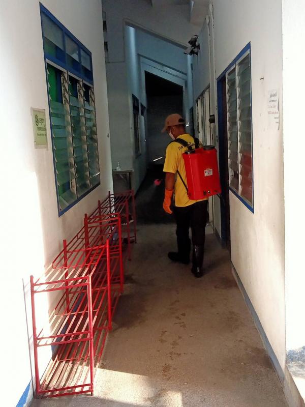 ดำเนินการฉีดพ่นน้ำยาแอลกอฮอล์ฆ่าเชื้อโรค บริเวณสระว่ายน้ำ องค์การบริหารส่วนจังหวัดตาก