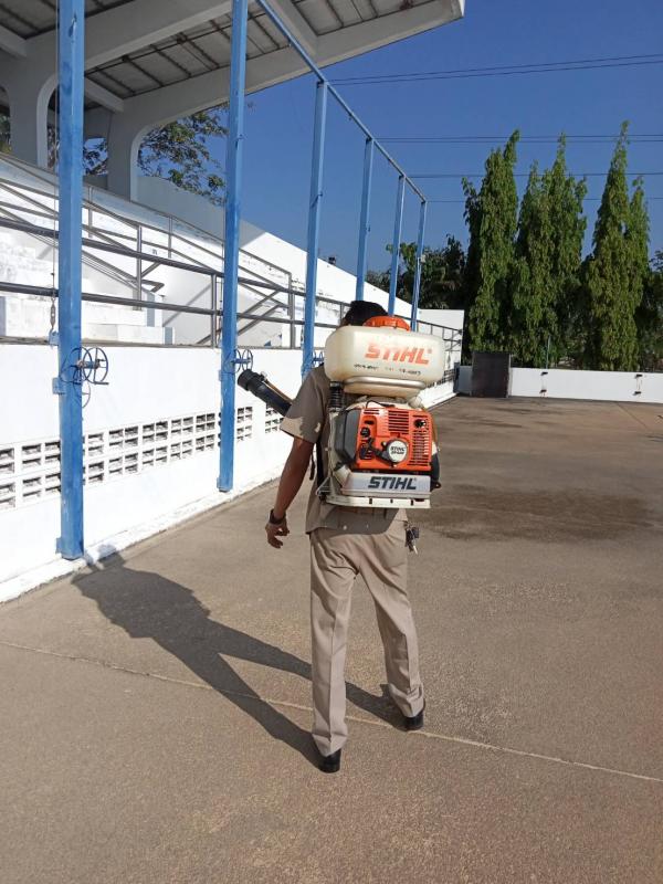 ดำเนินการฉีดพ่นน้ำยาแอลกอฮอล์ฆ่าเชื้อโรค บริเวณสระว่ายน้ำ องค์การบริหารส่วนจังหวัดตาก