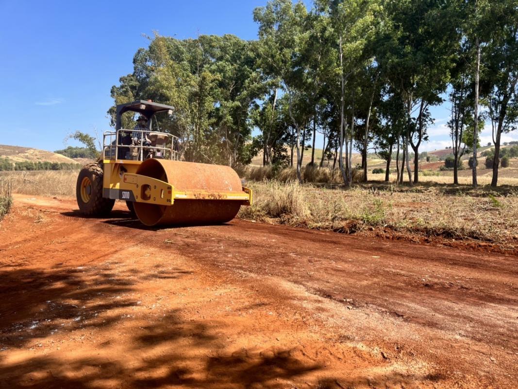 ให้การสนับสนุนเครื่องจักรกล ลงพื้นที่ดำเนินการปรับปรุงถนนลูกรังบดอัดแน่น