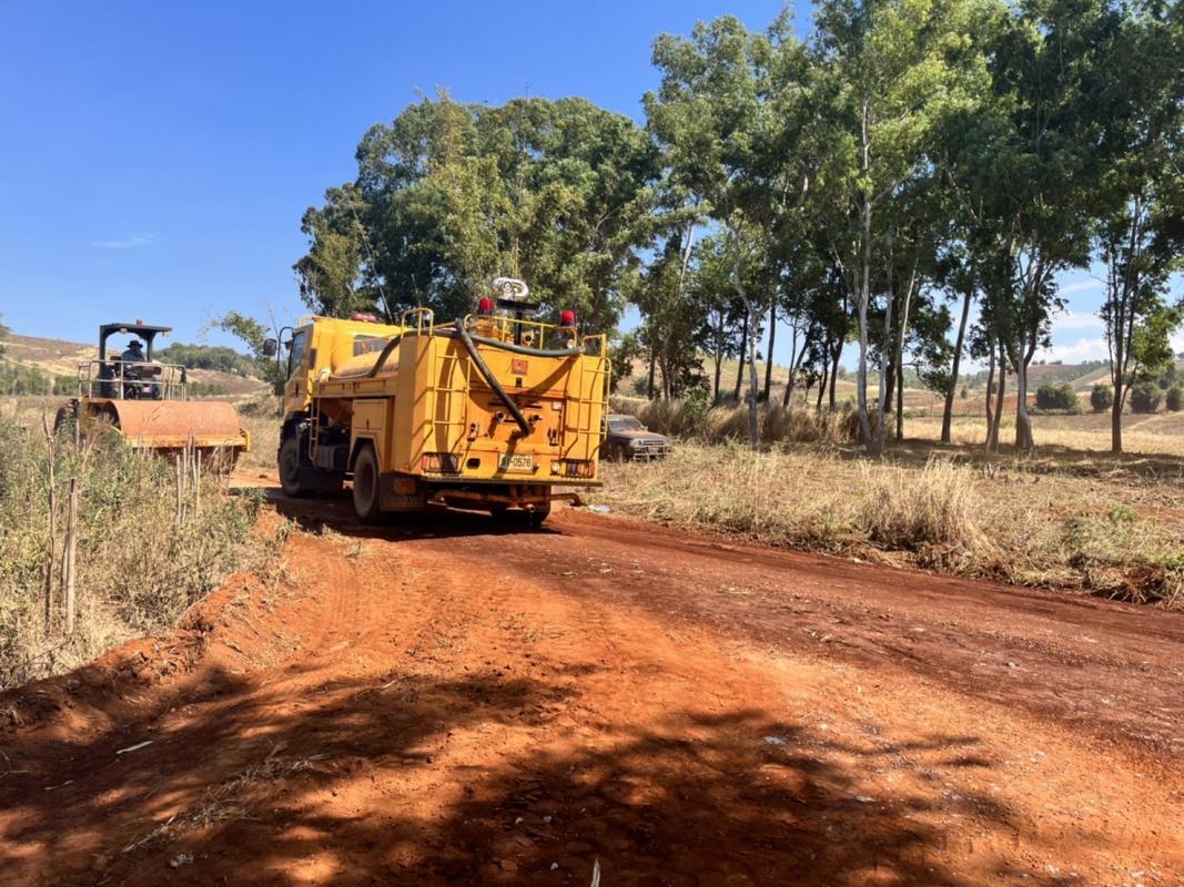 ให้การสนับสนุนเครื่องจักรกล ลงพื้นที่ดำเนินการปรับปรุงถนนลูกรังบดอัดแน่น