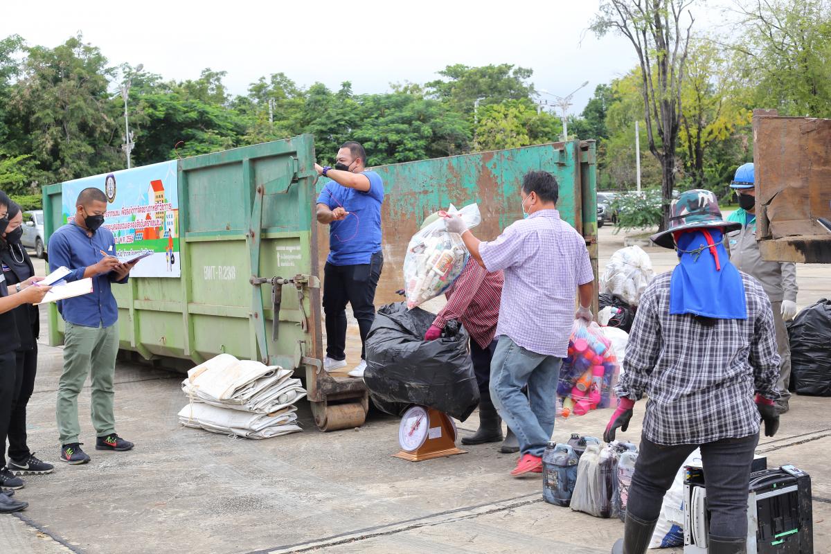 นายกองค์การบริหารส่วนจังหวัดตาก เป็นประธานในพิธีเปิดโครงการบริหารจัดการขยะมูลฝอยรวมและของเสียอันตรายชุมชน ประจำปีงบประมาณ พ.ศ. 2565