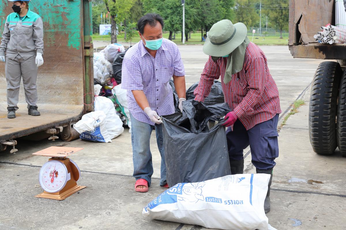 นายกองค์การบริหารส่วนจังหวัดตาก เป็นประธานในพิธีเปิดโครงการบริหารจัดการขยะมูลฝอยรวมและของเสียอันตรายชุมชน ประจำปีงบประมาณ พ.ศ. 2565