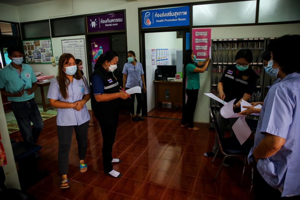 นายกองค์การบริหารส่วนจังหวัดตาก พร้อมด้วย คณะผู้บริหารและเจ้าหน้าที่ องค์การบริหารส่วนจังหวัดตาก ลงพื้นที่ตรวจเยี่ยมและให้กำลังใจเจ้าหน้าที่ผู้ปฏิบัติงาน ตามแผนการตรวจเยี่ยมพื้นที่ สถานีอนามัยเฉลิมพระเกียรติฯ และโรงพยาบาลส่งเสริมสุขภาพตำบล