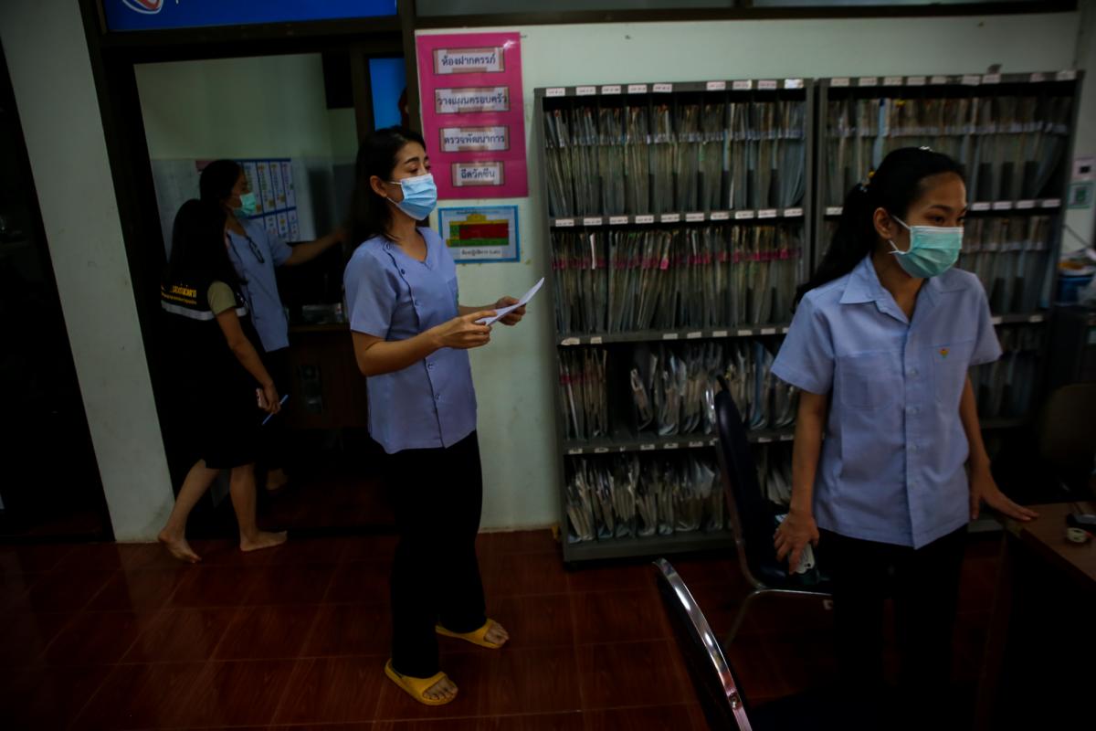 นายกองค์การบริหารส่วนจังหวัดตาก พร้อมด้วย คณะผู้บริหารและเจ้าหน้าที่ องค์การบริหารส่วนจังหวัดตาก ลงพื้นที่ตรวจเยี่ยมและให้กำลังใจเจ้าหน้าที่ผู้ปฏิบัติงาน ตามแผนการตรวจเยี่ยมพื้นที่ สถานีอนามัยเฉลิมพระเกียรติฯ และโรงพยาบาลส่งเสริมสุขภาพตำบล