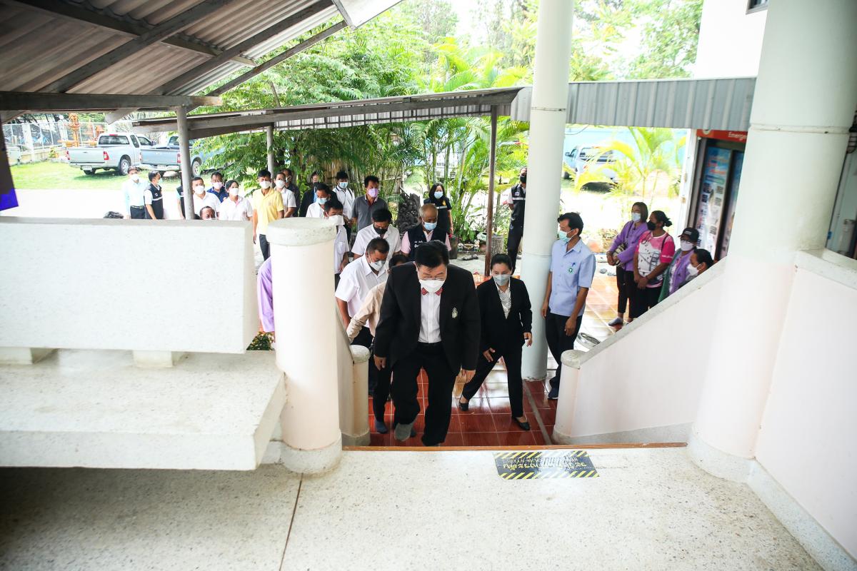 นายกองค์การบริหารส่วนจังหวัดตาก พร้อมด้วย คณะผู้บริหารและเจ้าหน้าที่ องค์การบริหารส่วนจังหวัดตาก ลงพื้นที่ตรวจเยี่ยมและให้กำลังใจเจ้าหน้าที่ผู้ปฏิบัติงาน ตามแผนการตรวจเยี่ยมพื้นที่ สถานีอนามัยเฉลิมพระเกียรติฯ และโรงพยาบาลส่งเสริมสุขภาพตำบล