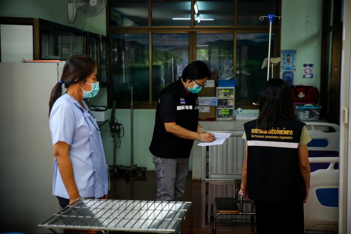 นายกองค์การบริหารส่วนจังหวัดตาก พร้อมด้วย คณะผู้บริหารและเจ้าหน้าที่ องค์การบริหารส่วนจังหวัดตาก ลงพื้นที่ตรวจเยี่ยมและให้กำลังใจเจ้าหน้าที่ผู้ปฏิบัติงาน ตามแผนการตรวจเยี่ยมพื้นที่ สถานีอนามัยเฉลิมพระเกียรติฯ และโรงพยาบาลส่งเสริมสุขภาพตำบล