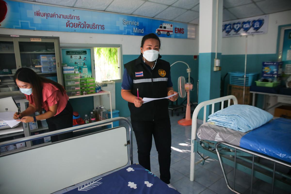 นายกองค์การบริหารส่วนจังหวัดตาก พร้อมด้วย คณะผู้บริหารและเจ้าหน้าที่ องค์การบริหารส่วนจังหวัดตาก ลงพื้นที่ตรวจเยี่ยมและให้กำลังใจเจ้าหน้าที่ผู้ปฏิบัติงาน ตามแผนการตรวจเยี่ยมพื้นที่ สถานีอนามัยเฉลิมพระเกียรติฯ และโรงพยาบาลส่งเสริมสุขภาพตำบล