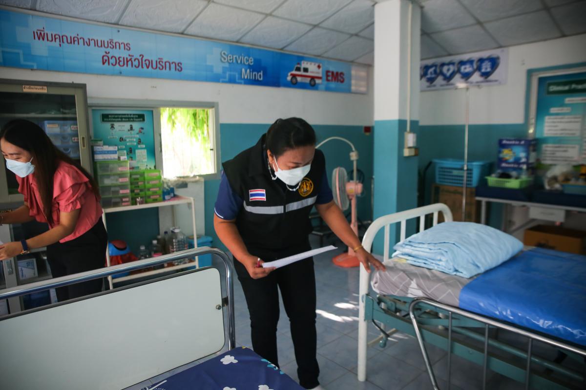 นายกองค์การบริหารส่วนจังหวัดตาก พร้อมด้วย คณะผู้บริหารและเจ้าหน้าที่ องค์การบริหารส่วนจังหวัดตาก ลงพื้นที่ตรวจเยี่ยมและให้กำลังใจเจ้าหน้าที่ผู้ปฏิบัติงาน ตามแผนการตรวจเยี่ยมพื้นที่ สถานีอนามัยเฉลิมพระเกียรติฯ และโรงพยาบาลส่งเสริมสุขภาพตำบล