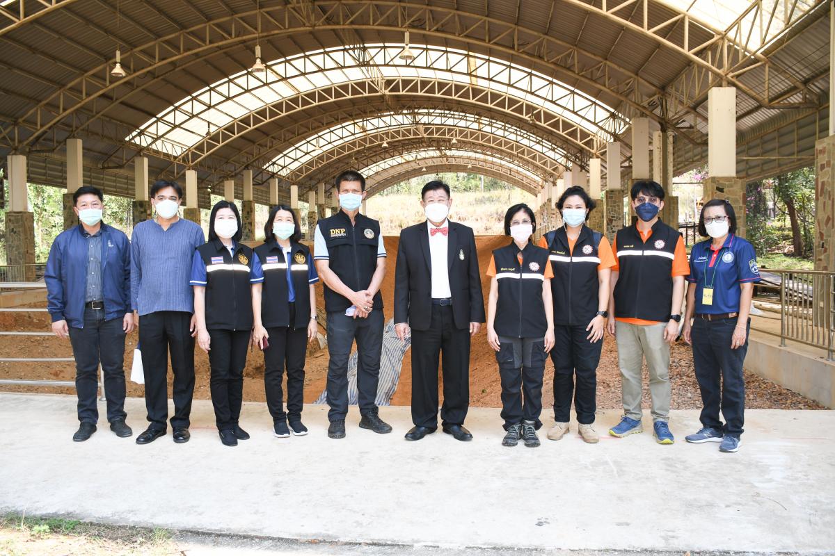 นายณัฐวุฒิ ทวีเกื้อกูลกิจ นายกองค์การบริหารส่วนจังหวัดตาก ในฐานะผู้อำนวยการอุทยานธรณีไม้กลายเป็นหินตาก เป็นประธานในพิธีเปิดโครงการอบรมมัคคุเทศก์คืนถิ่น รุ่นที่ 1 ประจำปีงบประมาณ พ.ศ. 2565