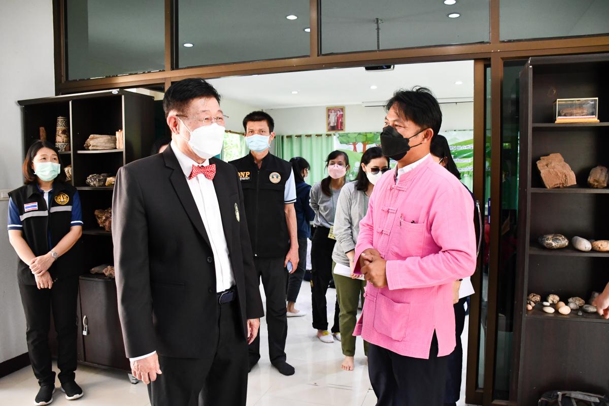 นายณัฐวุฒิ ทวีเกื้อกูลกิจ นายกองค์การบริหารส่วนจังหวัดตาก ในฐานะผู้อำนวยการอุทยานธรณีไม้กลายเป็นหินตาก เป็นประธานในพิธีเปิดโครงการอบรมมัคคุเทศก์คืนถิ่น รุ่นที่ 1 ประจำปีงบประมาณ พ.ศ. 2565