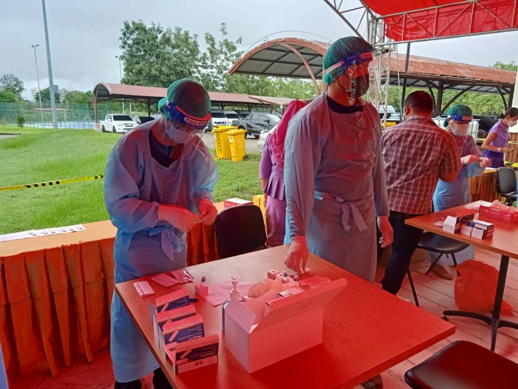  กองสาธารณสุข องค์การบริหารส่วนจังหวัดตาก ดำเนินการตรวจคัดกรองด้วยชุดตรวจ Atigen Test Kid (ATK) ให้แก่บุคลากรองค์การบริหารส่วนจังหวัดตาก