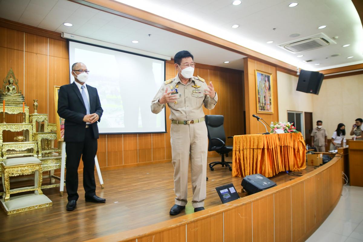 นายณัฐวุฒิ ทวีเกื้อกูลกิจ นายกองค์การบริหารส่วนจังหวัดตาก กล่าวต้อนรับ พร้อมมอบของที่ระลึก ให้กับคณะสำนักงาน ป.ป.ช. ประจำจังหวัดตาก ในการติดตามโครงการ STRONG-จิตพอเพียงต้านทุจริต จังหวัดตาก