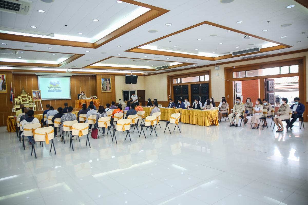 นายณัฐวุฒิ ทวีเกื้อกูลกิจ นายกองค์การบริหารส่วนจังหวัดตาก กล่าวต้อนรับ พร้อมมอบของที่ระลึก ให้กับคณะสำนักงาน ป.ป.ช. ประจำจังหวัดตาก ในการติดตามโครงการ STRONG-จิตพอเพียงต้านทุจริต จังหวัดตาก