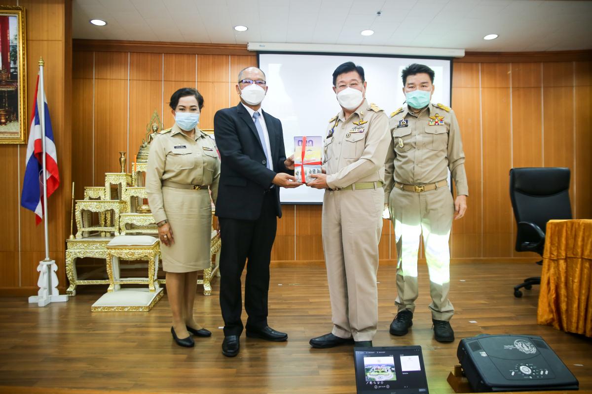 นายณัฐวุฒิ ทวีเกื้อกูลกิจ นายกองค์การบริหารส่วนจังหวัดตาก กล่าวต้อนรับ พร้อมมอบของที่ระลึก ให้กับคณะสำนักงาน ป.ป.ช. ประจำจังหวัดตาก ในการติดตามโครงการ STRONG-จิตพอเพียงต้านทุจริต จังหวัดตาก