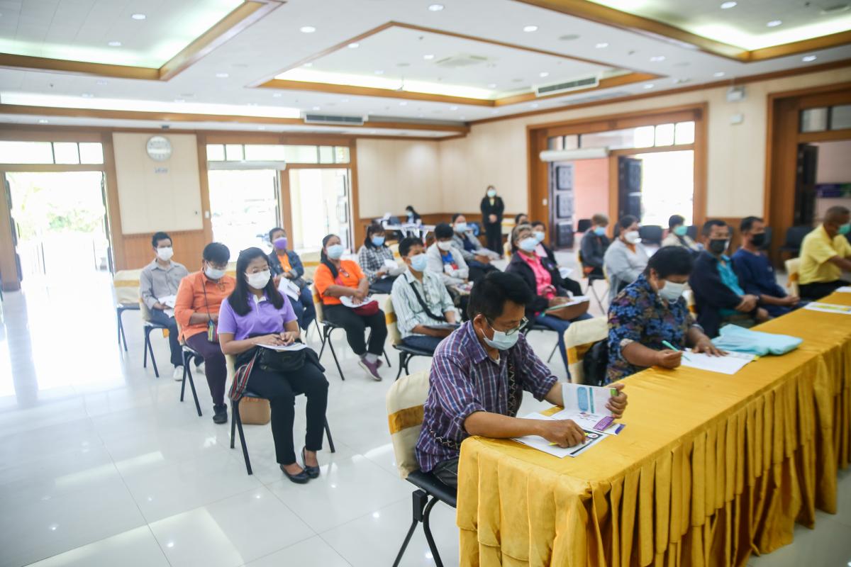 นายณัฐวุฒิ ทวีเกื้อกูลกิจ นายกองค์การบริหารส่วนจังหวัดตาก กล่าวต้อนรับ พร้อมมอบของที่ระลึก ให้กับคณะสำนักงาน ป.ป.ช. ประจำจังหวัดตาก ในการติดตามโครงการ STRONG-จิตพอเพียงต้านทุจริต จังหวัดตาก