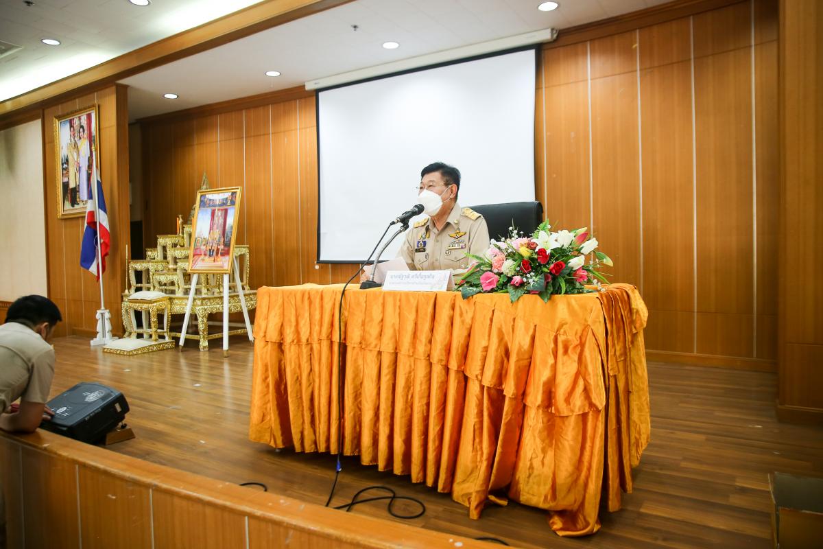 นายณัฐวุฒิ ทวีเกื้อกูลกิจ นายกองค์การบริหารส่วนจังหวัดตาก กล่าวต้อนรับ พร้อมมอบของที่ระลึก ให้กับคณะสำนักงาน ป.ป.ช. ประจำจังหวัดตาก ในการติดตามโครงการ STRONG-จิตพอเพียงต้านทุจริต จังหวัดตาก