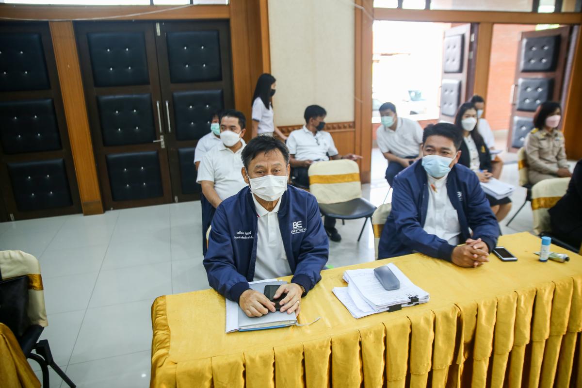 นายณัฐวุฒิ ทวีเกื้อกูลกิจ นายกองค์การบริหารส่วนจังหวัดตาก กล่าวต้อนรับ พร้อมมอบของที่ระลึก ให้กับคณะสำนักงาน ป.ป.ช. ประจำจังหวัดตาก ในการติดตามโครงการ STRONG-จิตพอเพียงต้านทุจริต จังหวัดตาก