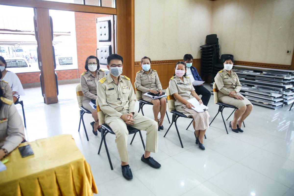 นายณัฐวุฒิ ทวีเกื้อกูลกิจ นายกองค์การบริหารส่วนจังหวัดตาก กล่าวต้อนรับ พร้อมมอบของที่ระลึก ให้กับคณะสำนักงาน ป.ป.ช. ประจำจังหวัดตาก ในการติดตามโครงการ STRONG-จิตพอเพียงต้านทุจริต จังหวัดตาก