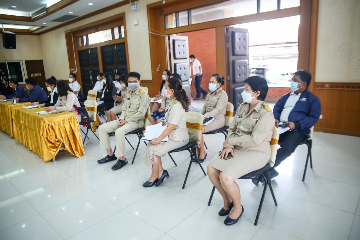 นายณัฐวุฒิ ทวีเกื้อกูลกิจ นายกองค์การบริหารส่วนจังหวัดตาก กล่าวต้อนรับ พร้อมมอบของที่ระลึก ให้กับคณะสำนักงาน ป.ป.ช. ประจำจังหวัดตาก ในการติดตามโครงการ STRONG-จิตพอเพียงต้านทุจริต จังหวัดตาก