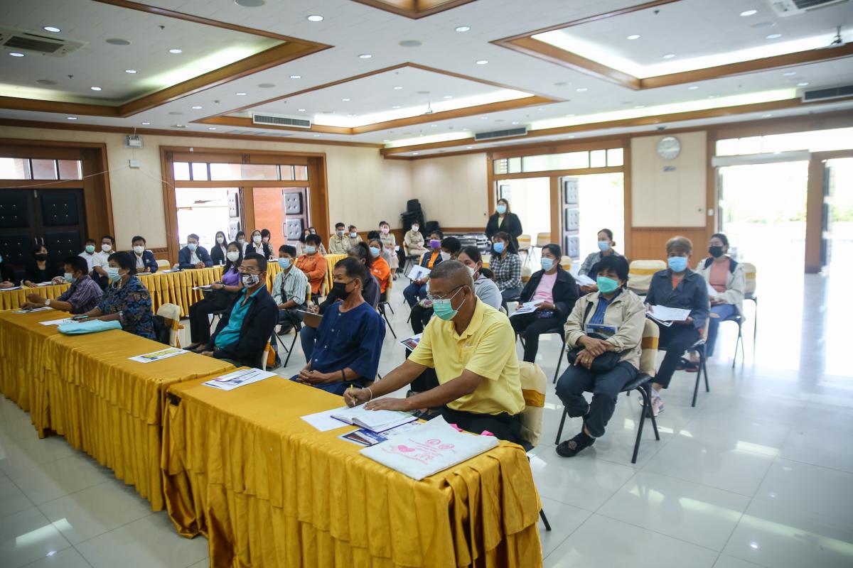 นายณัฐวุฒิ ทวีเกื้อกูลกิจ นายกองค์การบริหารส่วนจังหวัดตาก กล่าวต้อนรับ พร้อมมอบของที่ระลึก ให้กับคณะสำนักงาน ป.ป.ช. ประจำจังหวัดตาก ในการติดตามโครงการ STRONG-จิตพอเพียงต้านทุจริต จังหวัดตาก