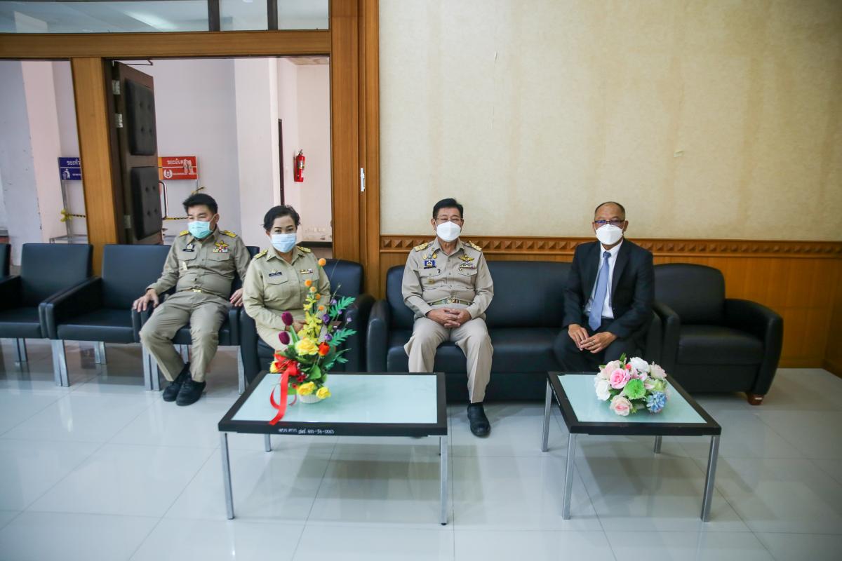 นายณัฐวุฒิ ทวีเกื้อกูลกิจ นายกองค์การบริหารส่วนจังหวัดตาก กล่าวต้อนรับ พร้อมมอบของที่ระลึก ให้กับคณะสำนักงาน ป.ป.ช. ประจำจังหวัดตาก ในการติดตามโครงการ STRONG-จิตพอเพียงต้านทุจริต จังหวัดตาก