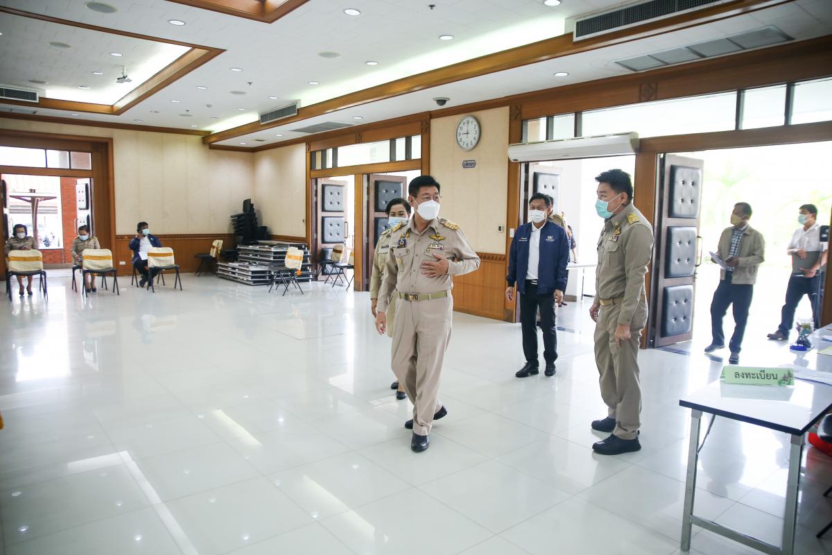 นายณัฐวุฒิ ทวีเกื้อกูลกิจ นายกองค์การบริหารส่วนจังหวัดตาก กล่าวต้อนรับ พร้อมมอบของที่ระลึก ให้กับคณะสำนักงาน ป.ป.ช. ประจำจังหวัดตาก ในการติดตามโครงการ STRONG-จิตพอเพียงต้านทุจริต จังหวัดตาก