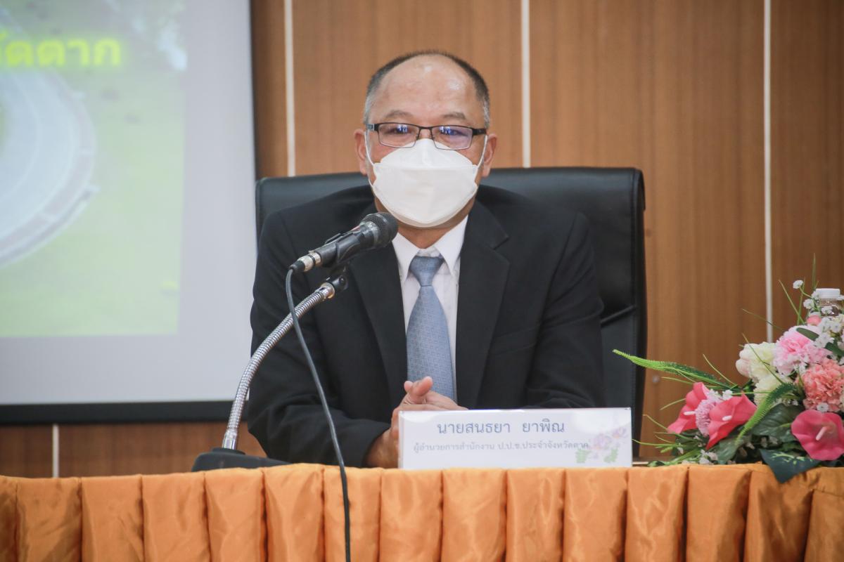 นายณัฐวุฒิ ทวีเกื้อกูลกิจ นายกองค์การบริหารส่วนจังหวัดตาก กล่าวต้อนรับ พร้อมมอบของที่ระลึก ให้กับคณะสำนักงาน ป.ป.ช. ประจำจังหวัดตาก ในการติดตามโครงการ STRONG-จิตพอเพียงต้านทุจริต จังหวัดตาก