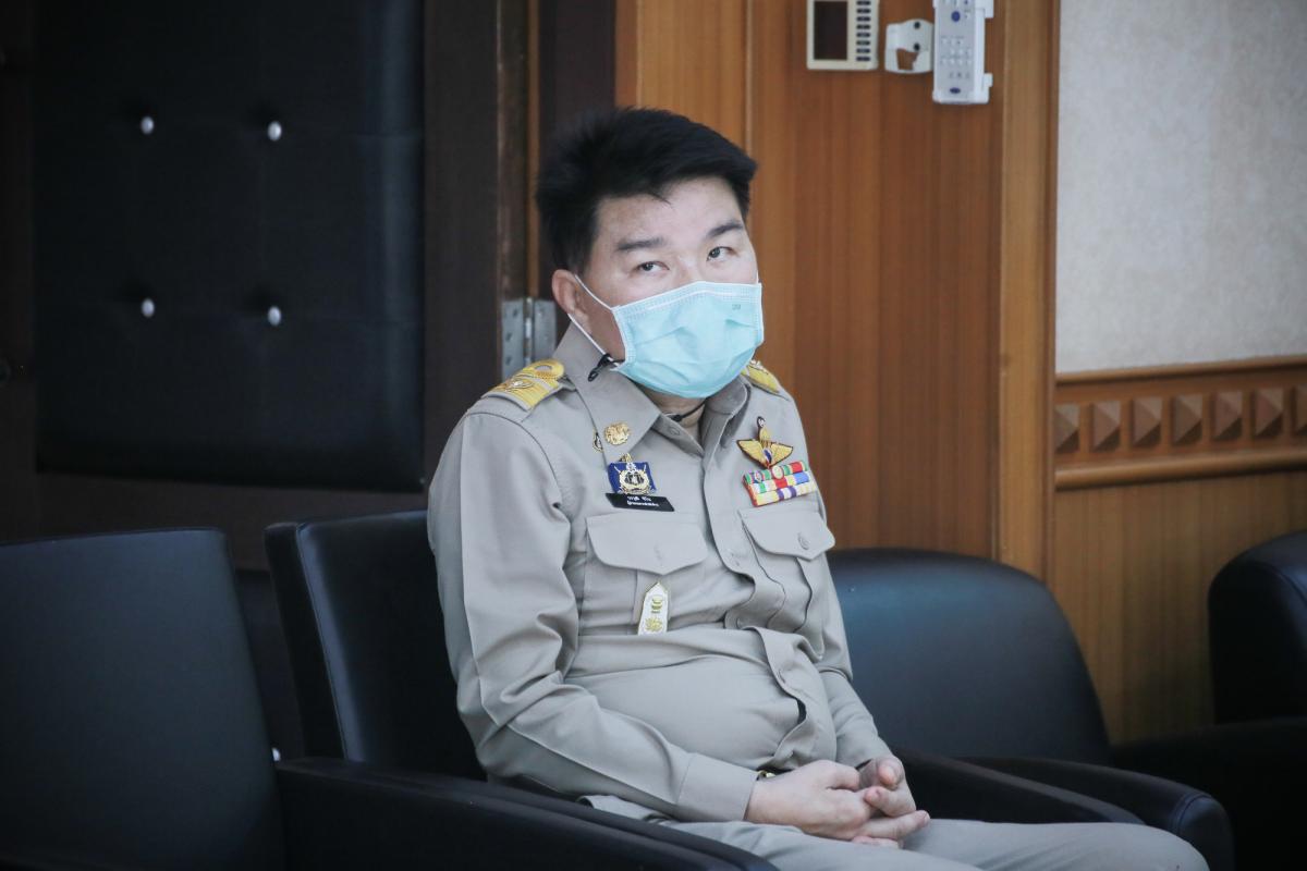 นายณัฐวุฒิ ทวีเกื้อกูลกิจ นายกองค์การบริหารส่วนจังหวัดตาก กล่าวต้อนรับ พร้อมมอบของที่ระลึก ให้กับคณะสำนักงาน ป.ป.ช. ประจำจังหวัดตาก ในการติดตามโครงการ STRONG-จิตพอเพียงต้านทุจริต จังหวัดตาก