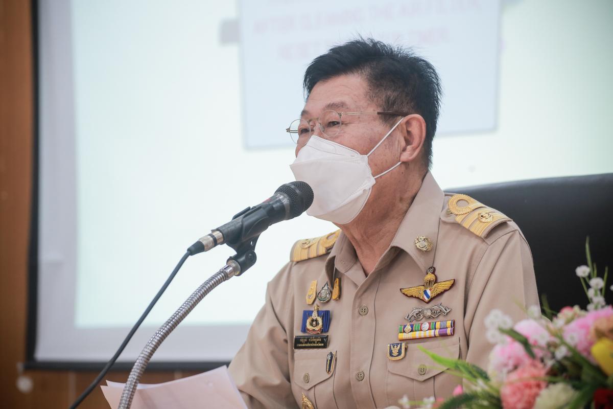 นายณัฐวุฒิ ทวีเกื้อกูลกิจ นายกองค์การบริหารส่วนจังหวัดตาก กล่าวต้อนรับ พร้อมมอบของที่ระลึก ให้กับคณะสำนักงาน ป.ป.ช. ประจำจังหวัดตาก ในการติดตามโครงการ STRONG-จิตพอเพียงต้านทุจริต จังหวัดตาก