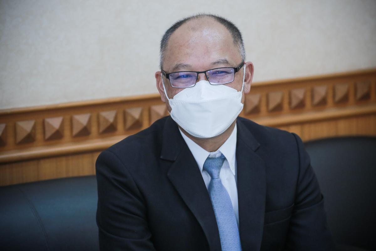 นายณัฐวุฒิ ทวีเกื้อกูลกิจ นายกองค์การบริหารส่วนจังหวัดตาก กล่าวต้อนรับ พร้อมมอบของที่ระลึก ให้กับคณะสำนักงาน ป.ป.ช. ประจำจังหวัดตาก ในการติดตามโครงการ STRONG-จิตพอเพียงต้านทุจริต จังหวัดตาก