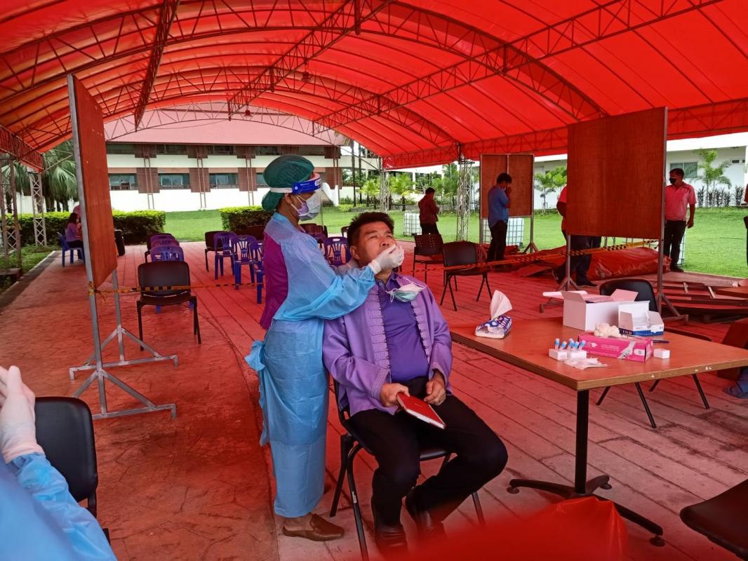  กองสาธารณสุข องค์การบริหารส่วนจังหวัดตาก ดำเนินการตรวจคัดกรองด้วยชุดตรวจ Atigen Test Kid (ATK) ให้แก่บุคลากรองค์การบริหารส่วนจังหวัดตาก