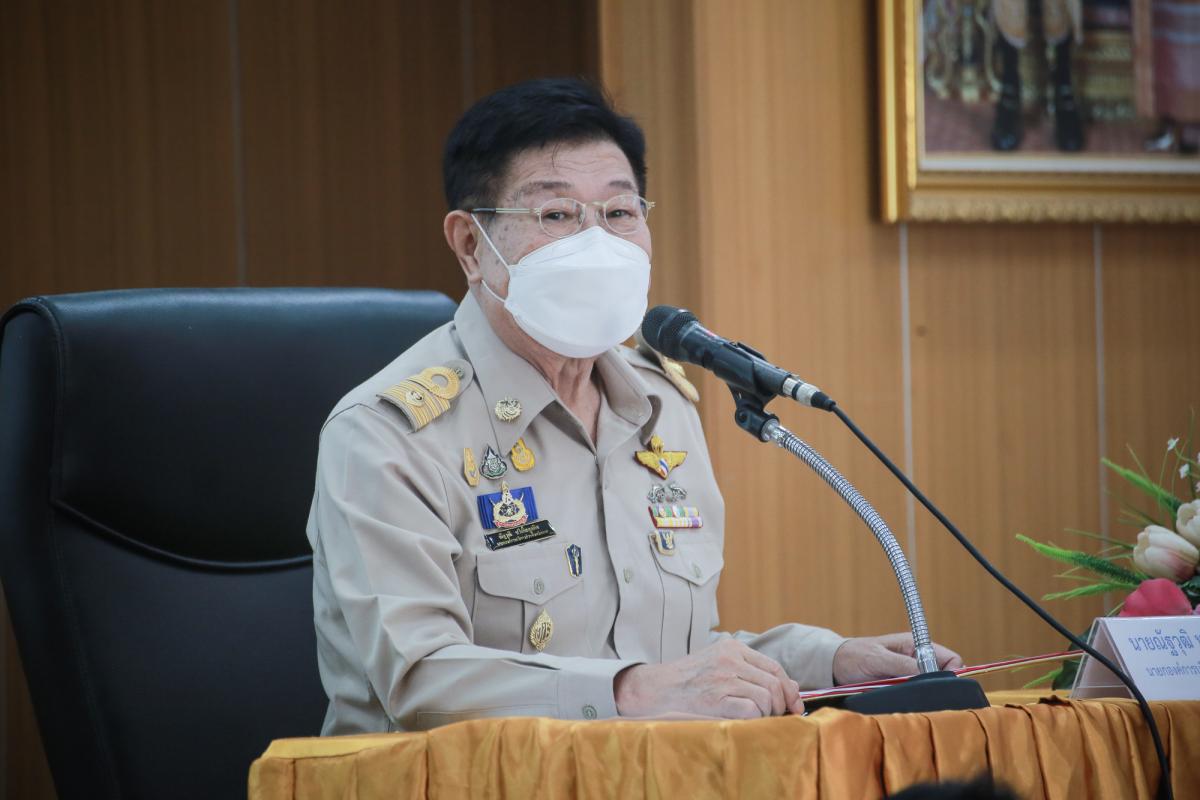 นายณัฐวุฒิ ทวีเกื้อกูลกิจ นายกองค์การบริหารส่วนจังหวัดตาก กล่าวต้อนรับ พร้อมมอบของที่ระลึก ให้กับคณะสำนักงาน ป.ป.ช. ประจำจังหวัดตาก ในการติดตามโครงการ STRONG-จิตพอเพียงต้านทุจริต จังหวัดตาก