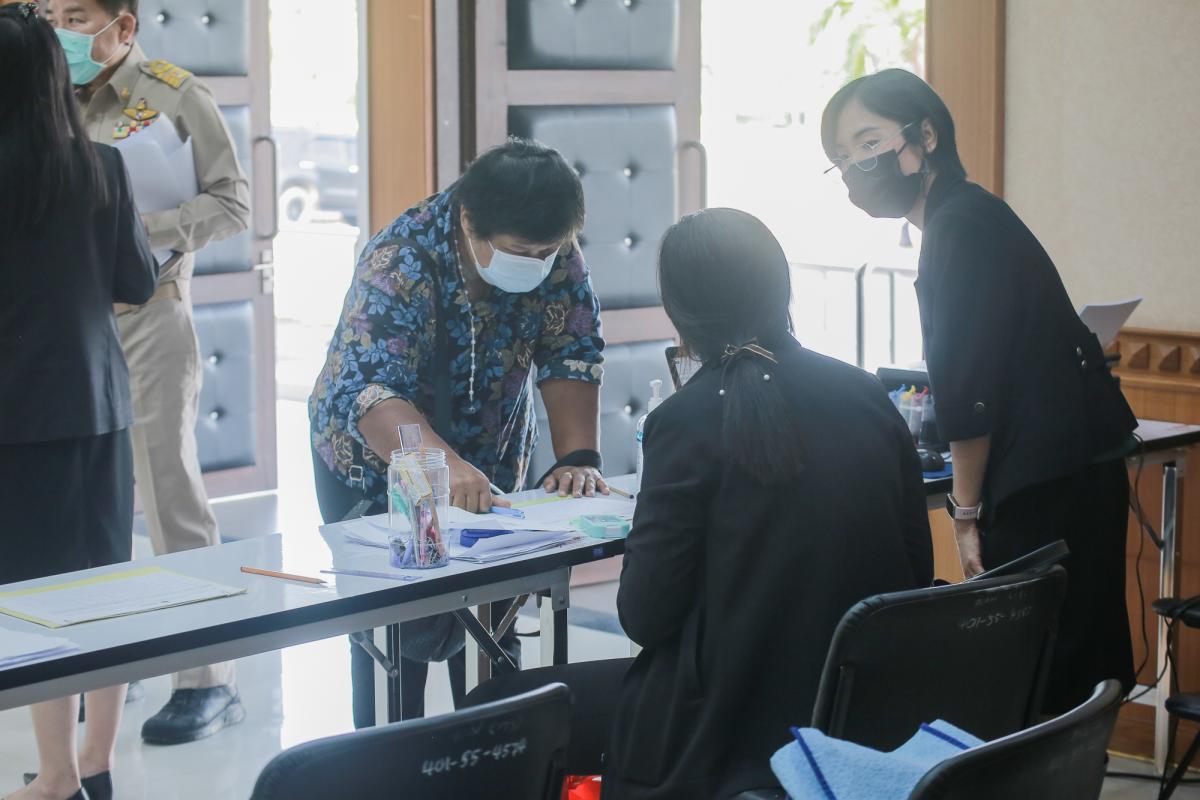 นายณัฐวุฒิ ทวีเกื้อกูลกิจ นายกองค์การบริหารส่วนจังหวัดตาก กล่าวต้อนรับ พร้อมมอบของที่ระลึก ให้กับคณะสำนักงาน ป.ป.ช. ประจำจังหวัดตาก ในการติดตามโครงการ STRONG-จิตพอเพียงต้านทุจริต จังหวัดตาก