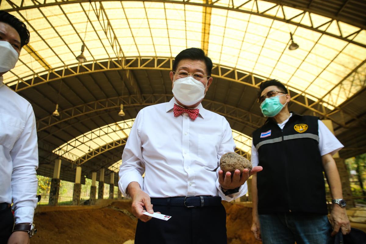 นายกองค์การบริหารส่วนจังหวัดตาก ได้มอบหมายให้ สำนักช่าง องค์การบริหารส่วนจังหวัดตาก นำเจ้าหน้าที่ ลงพื้นที่ร่วมดำเนินการ จัดเรียงหินกรวด ในบริเวณ ไม้กลายเป็นหิน ต้นที่ 1