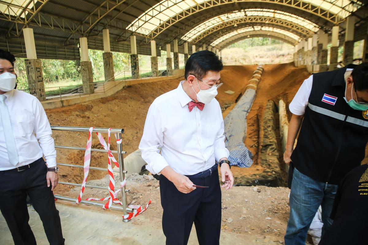 นายกองค์การบริหารส่วนจังหวัดตาก ได้มอบหมายให้ สำนักช่าง องค์การบริหารส่วนจังหวัดตาก นำเจ้าหน้าที่ ลงพื้นที่ร่วมดำเนินการ จัดเรียงหินกรวด ในบริเวณ ไม้กลายเป็นหิน ต้นที่ 1